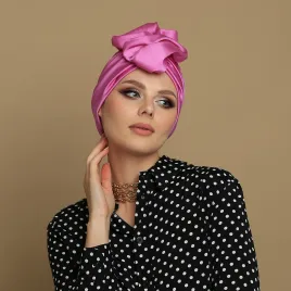 Różowy kobiecy turban satynowy z dużą ozdobą.