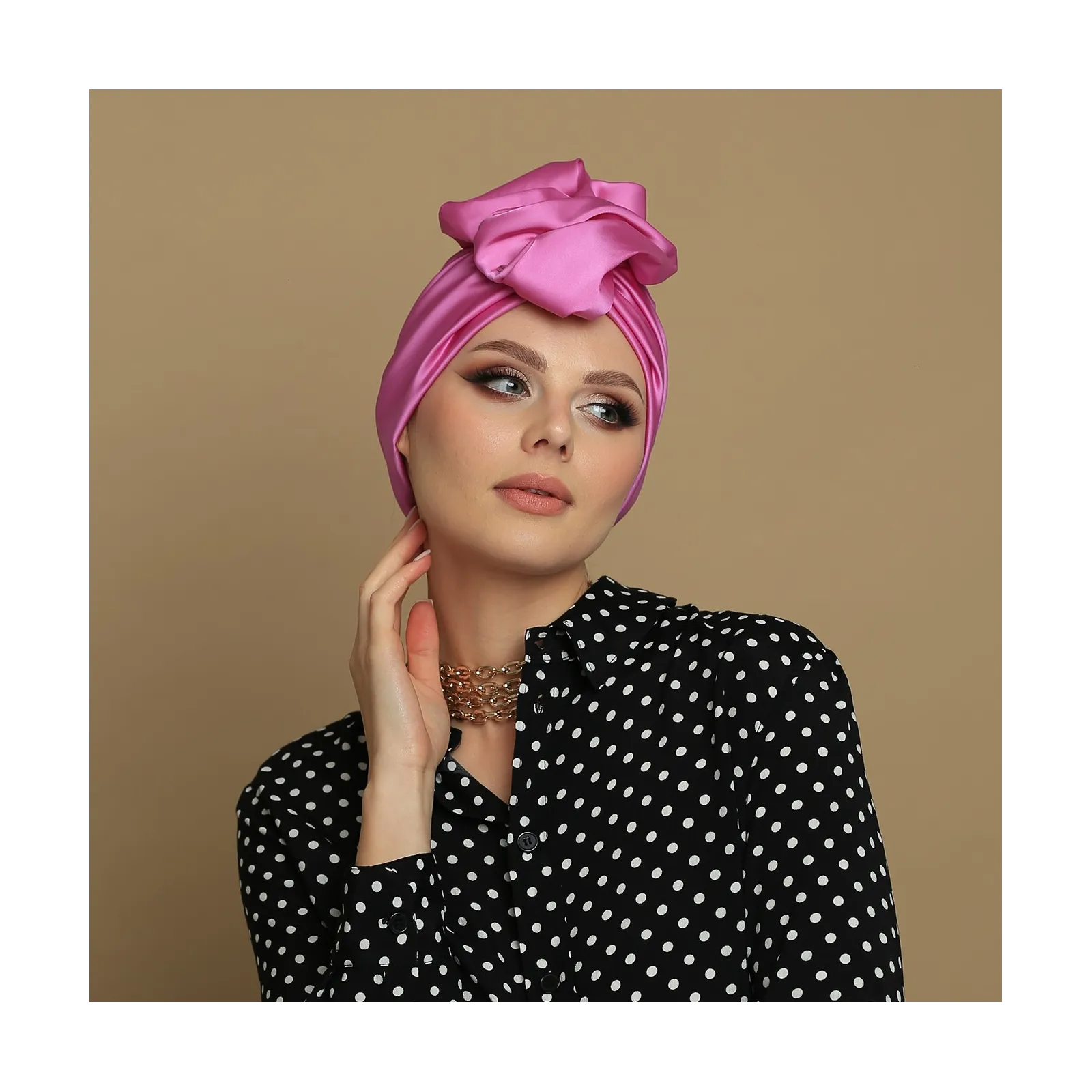 Różowy kobiecy turban satynowy z dużą ozdobą.