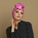 Różowy kobiecy turban satynowy z dużą ozdobą.