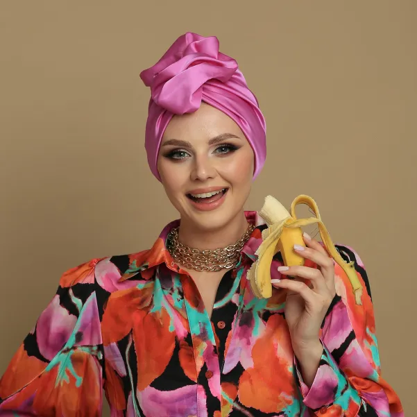 Różowy kobiecy turban satynowy z dużą ozdobą.