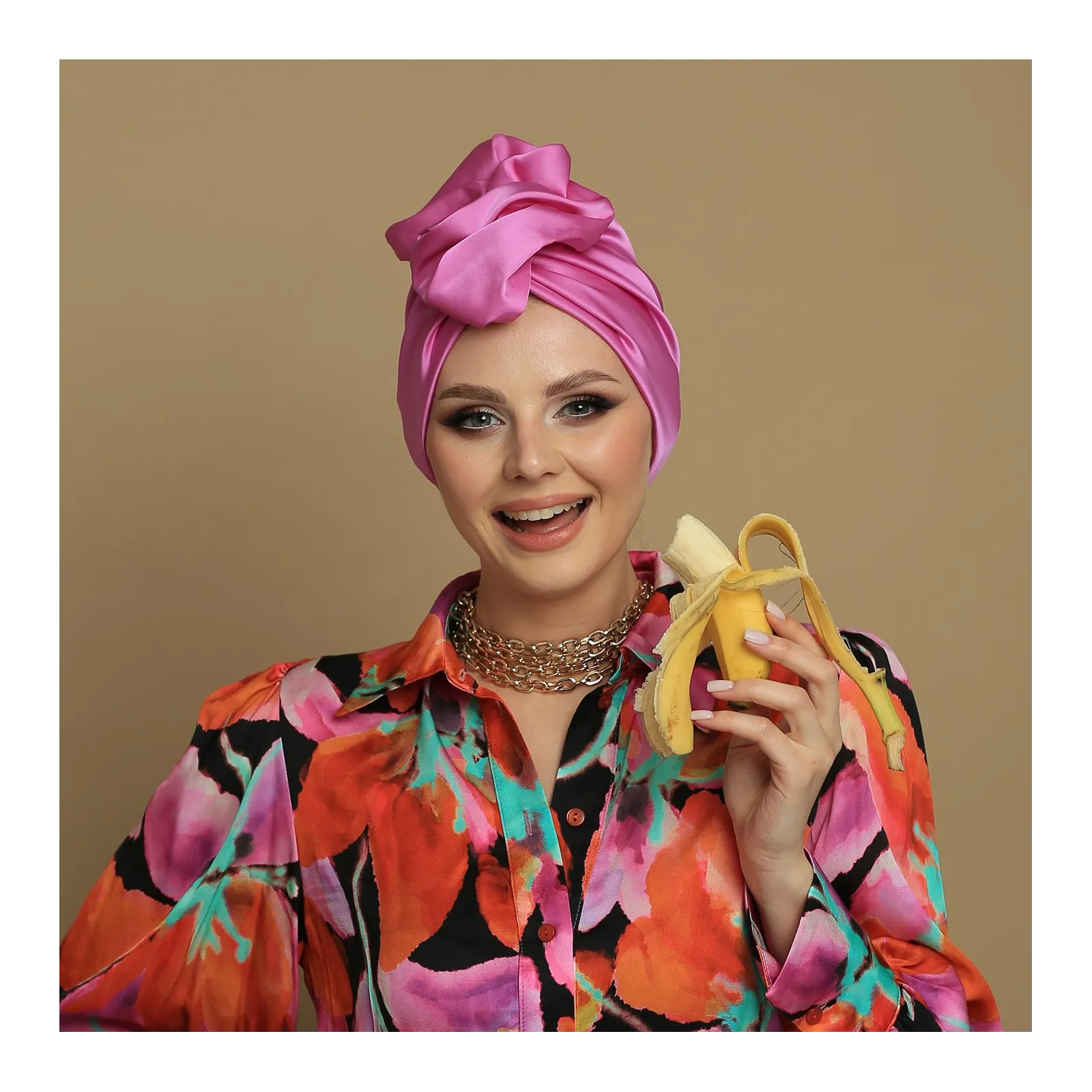 Różowy kobiecy turban satynowy z dużą ozdobą.