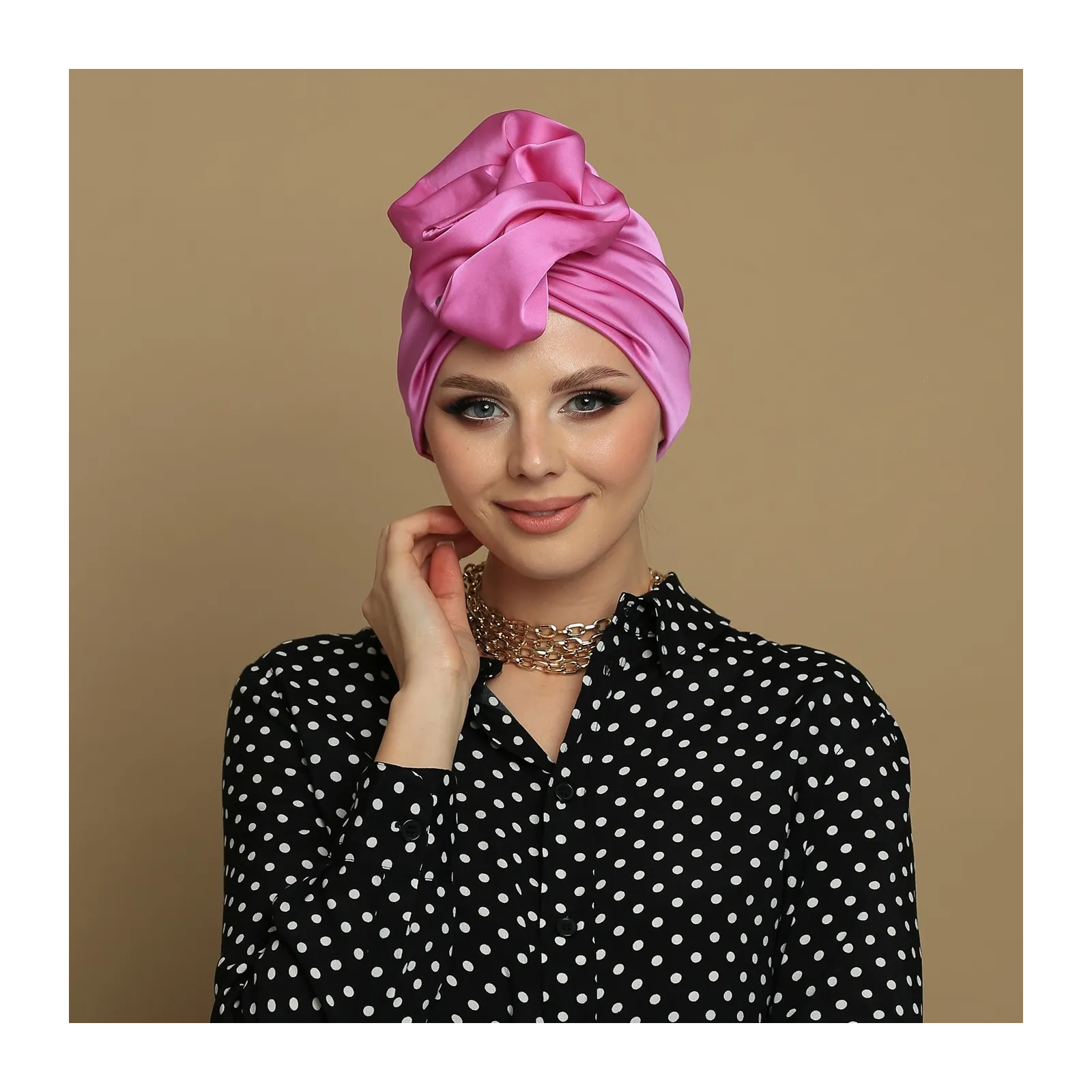 Różowy kobiecy turban satynowy z dużą ozdobą.