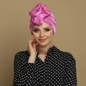 Różowy kobiecy turban satynowy z dużą ozdobą.