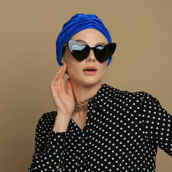 Kobaltowy kobiecy turban satynowy.