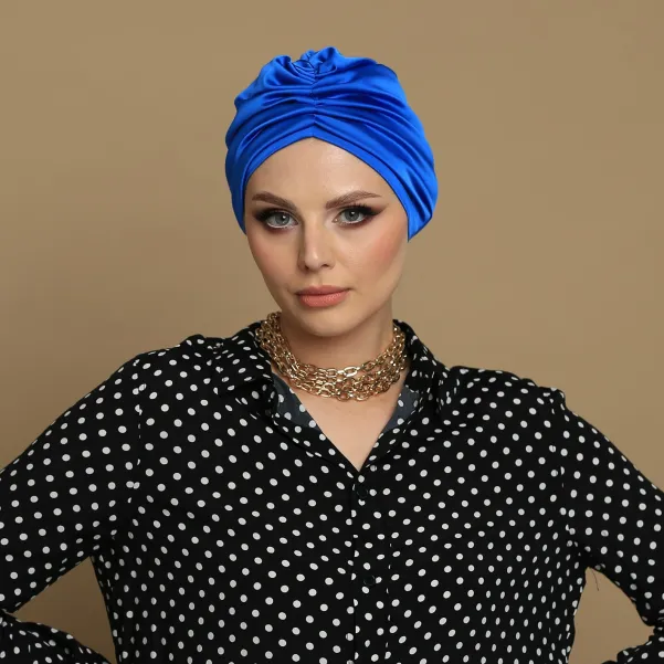 Kobaltowy kobiecy turban satynowy.
