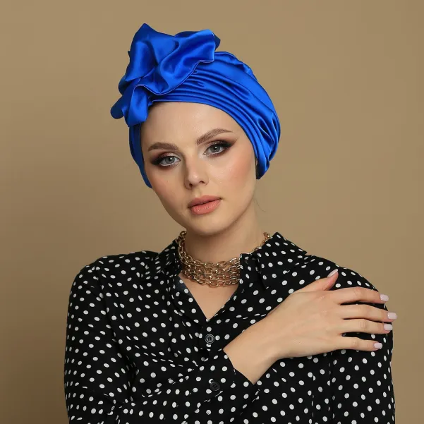 Szafirowy elegancki turban satynowy z dużą ozdobą.