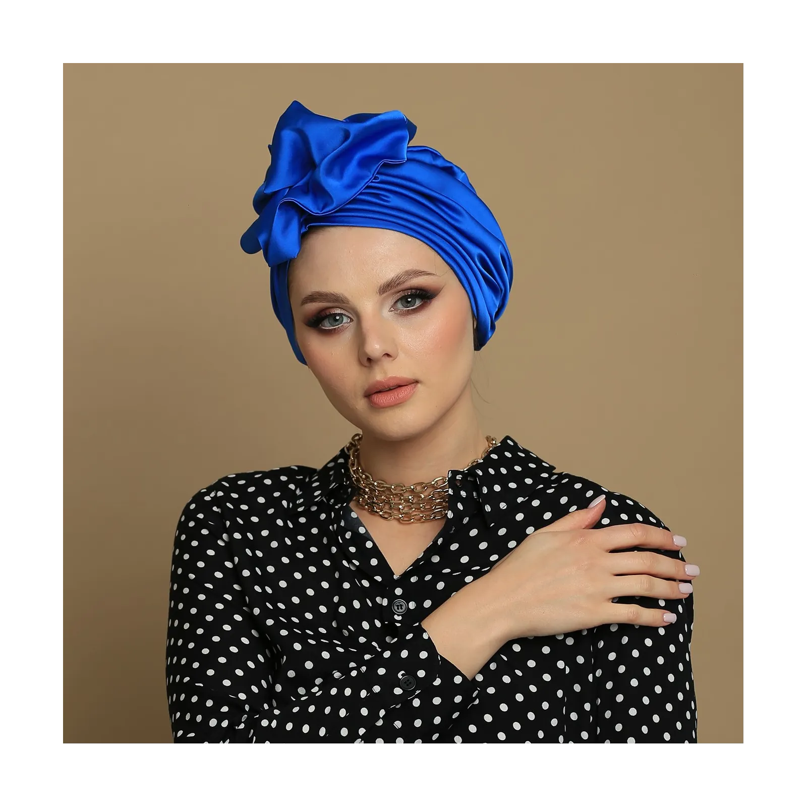 Szafirowy elegancki turban satynowy z dużą ozdobą.