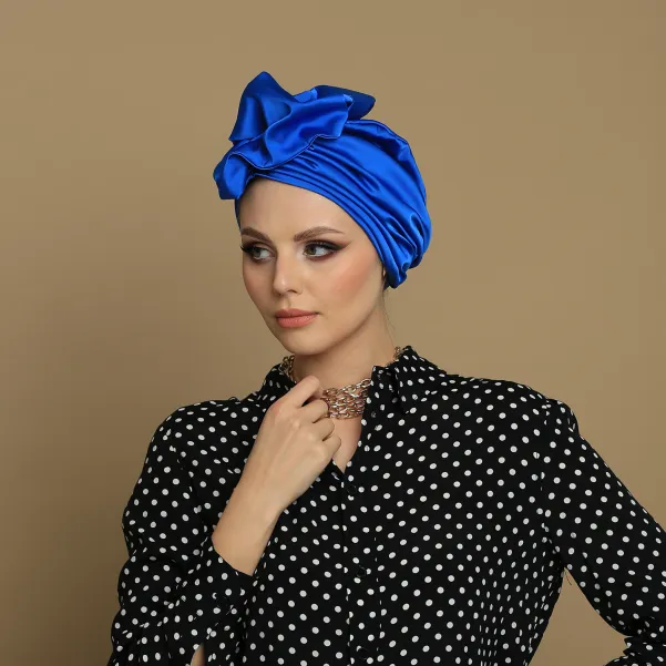 Szafirowy elegancki turban satynowy z dużą ozdobą.
