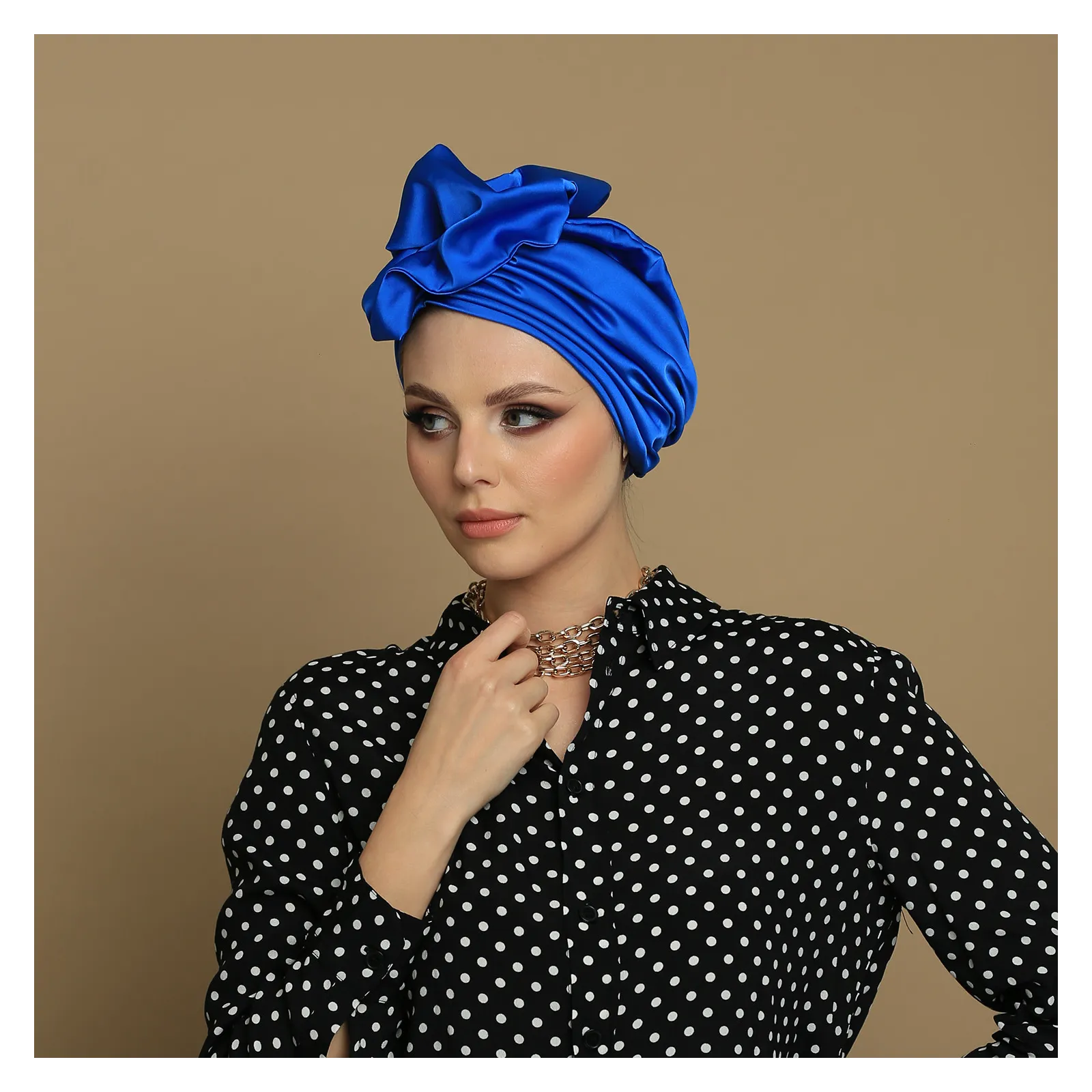 Szafirowy elegancki turban satynowy z dużą ozdobą.