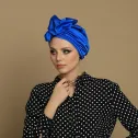Szafirowy elegancki turban satynowy z dużą ozdobą.