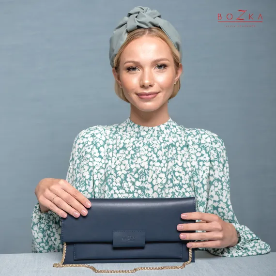 Granatowa torebka kopertówka ręcznie szyta w Polsce.