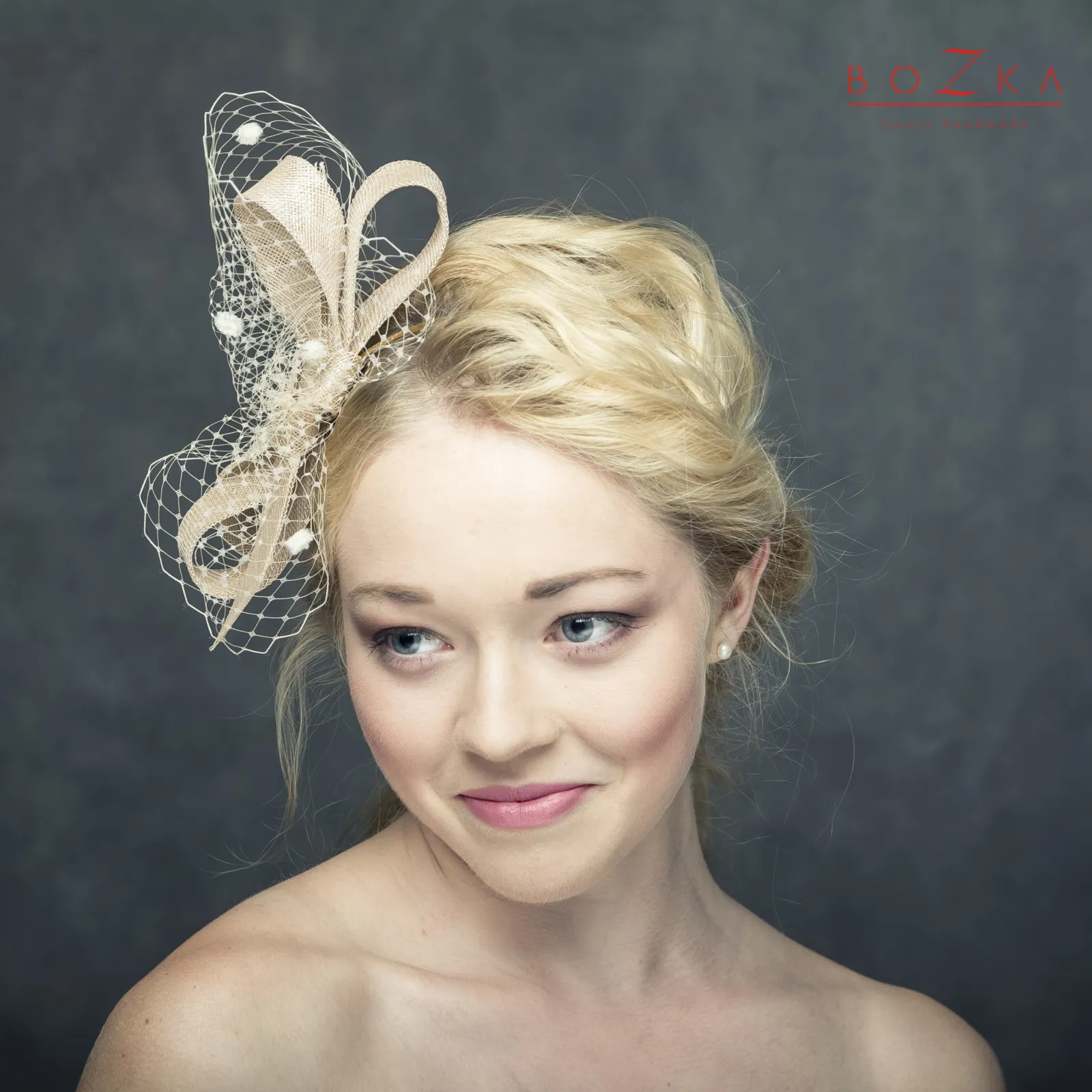 Opaska na głowę z kokardą i woalką.