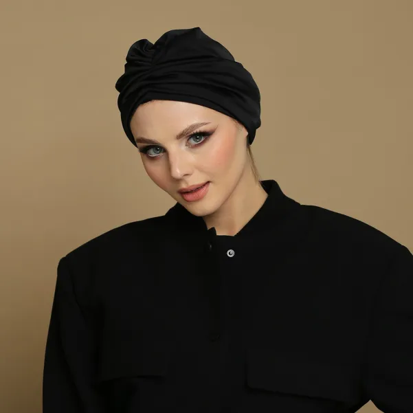 Czarna gładka satynowa czapka turban kobieca.