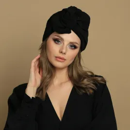 Czarny turban z dużą ozdobą z bawełnianej eleganckiej tkaniny.