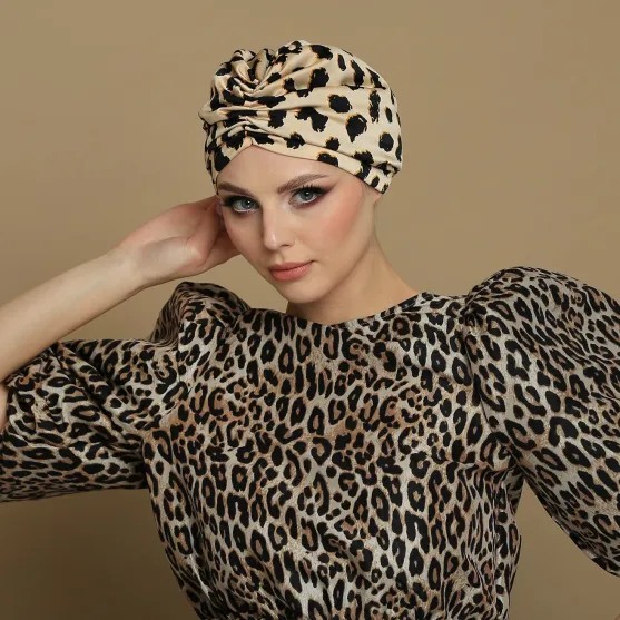 Stylowy gładki turban satynowy w panterkę.