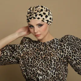 Stylowy gładki turban satynowy w panterkę.