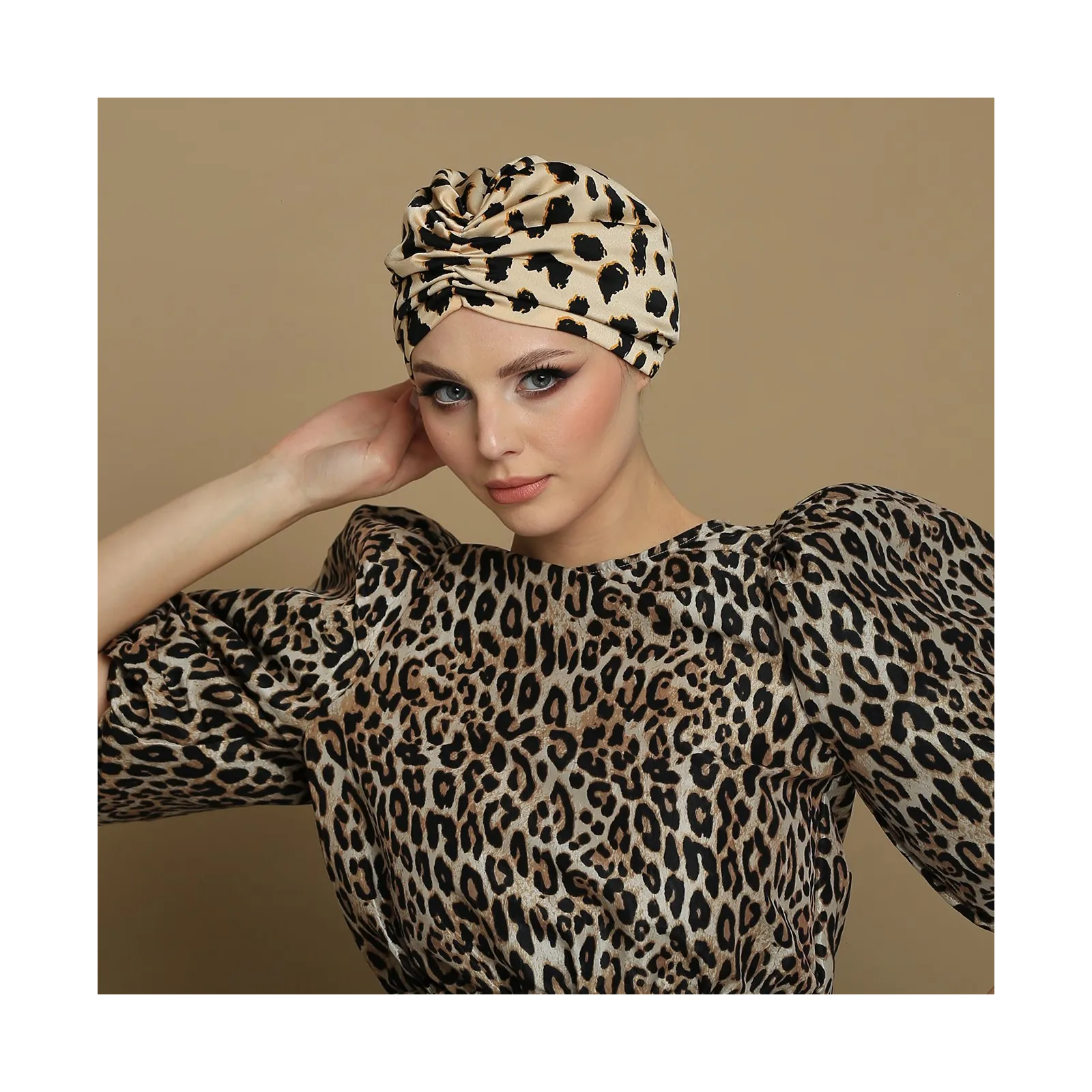 Stylowy gładki turban satynowy w panterkę.