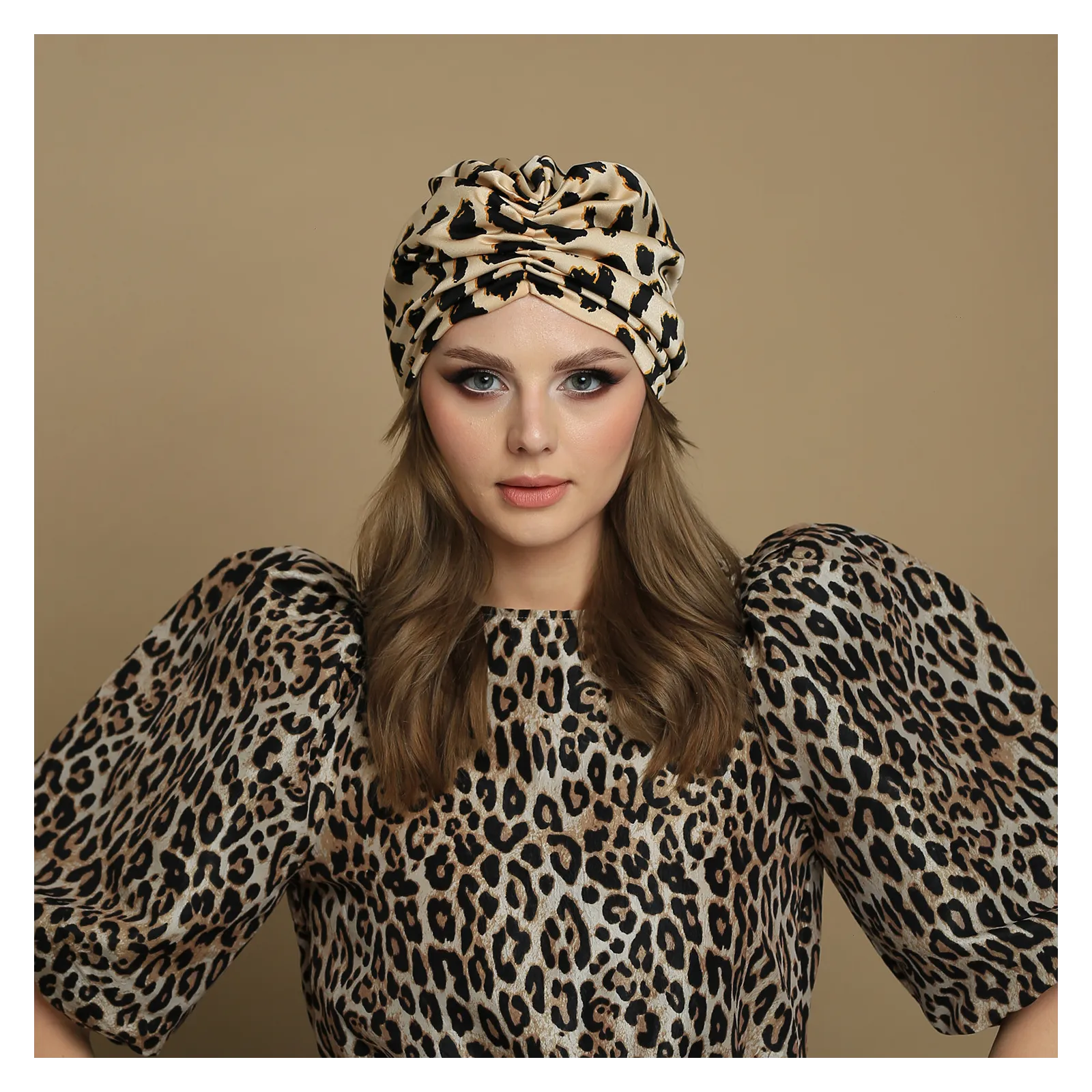 Stylowy gładki turban satynowy w panterkę.