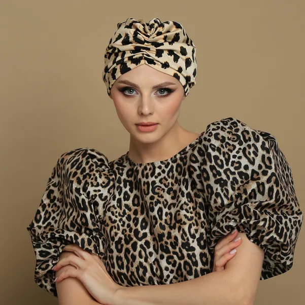 Stylowy gładki turban satynowy w panterkę.