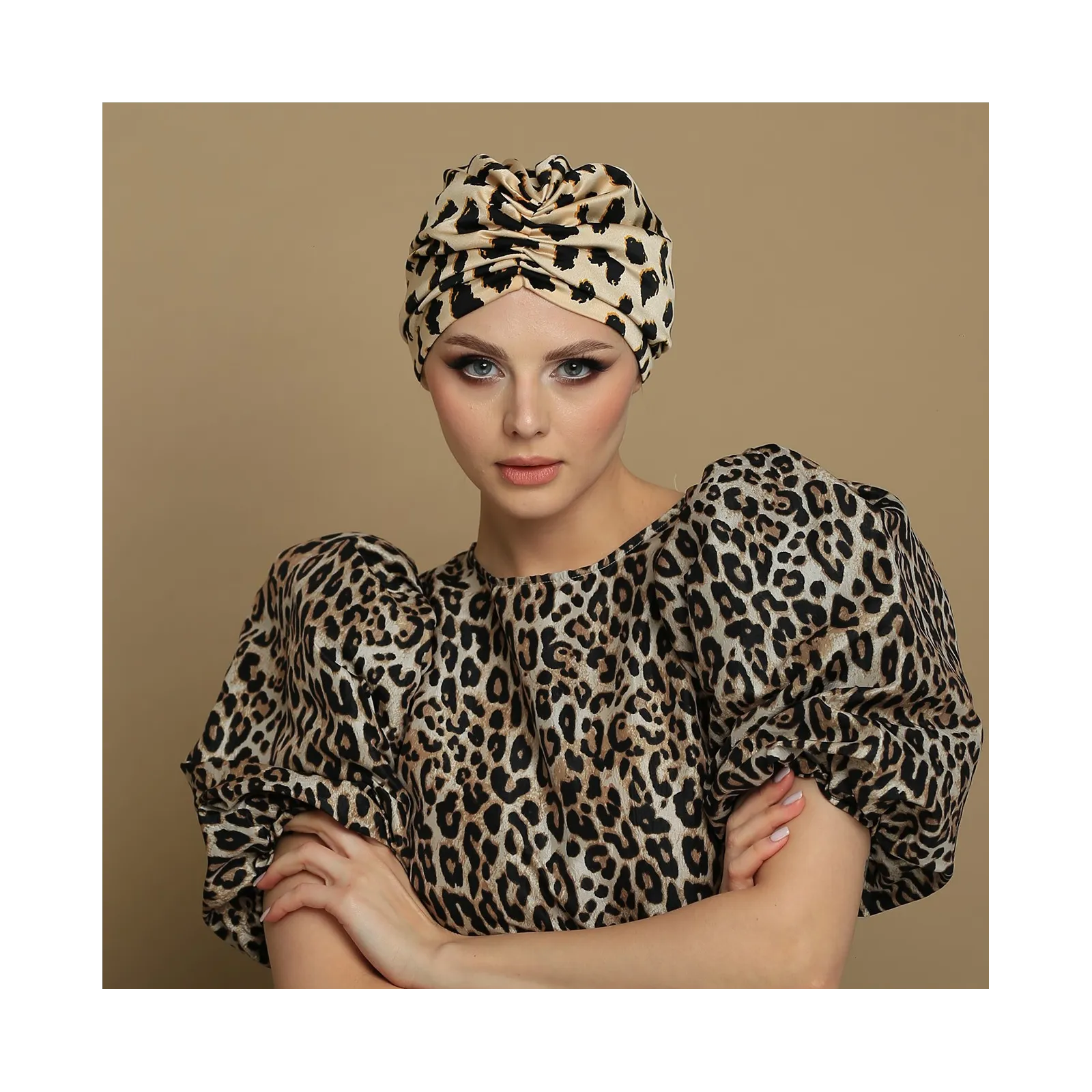 Stylowy gładki turban satynowy w panterkę.