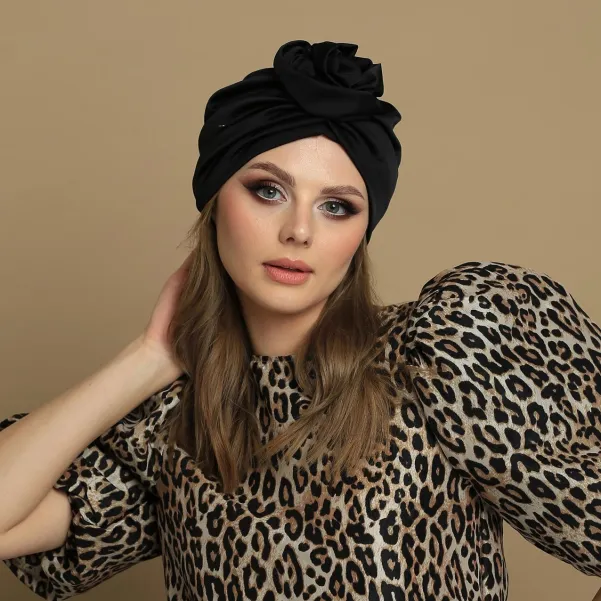 Stylowy turban kobiecy satynowy czarny z ozdobną różą.
