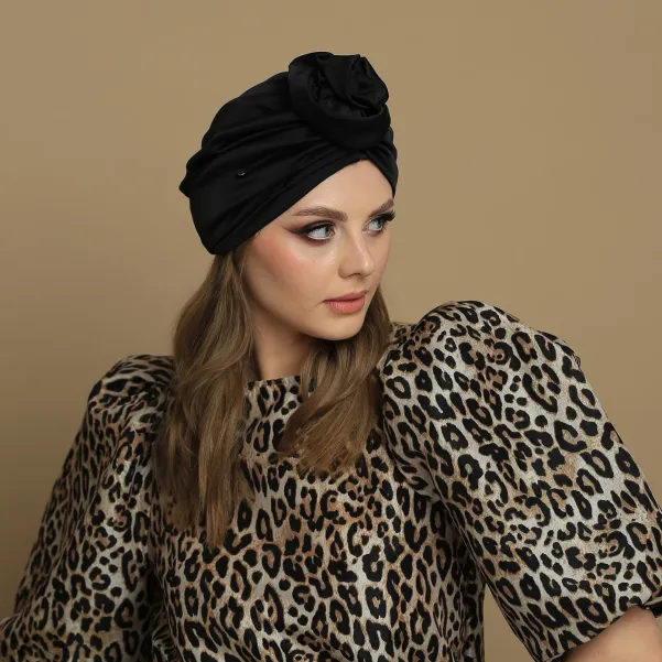 Stylowy turban kobiecy satynowy czarny z ozdobną różą.