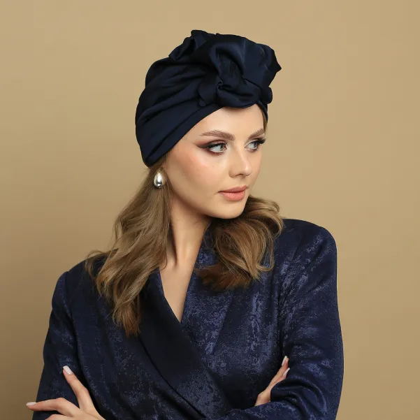 Ozdobny granatowy turban damski wieczorowy.