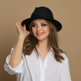 Czarny kapelusz letni damski typu fedora.