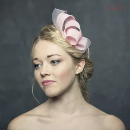 Pastelowy różowy fascynator na głowę