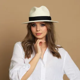 Kremowy kapelusz letni damski typu fedora.