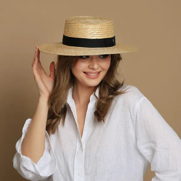 Kobiecy słomkowy kapelusz letni canotier.