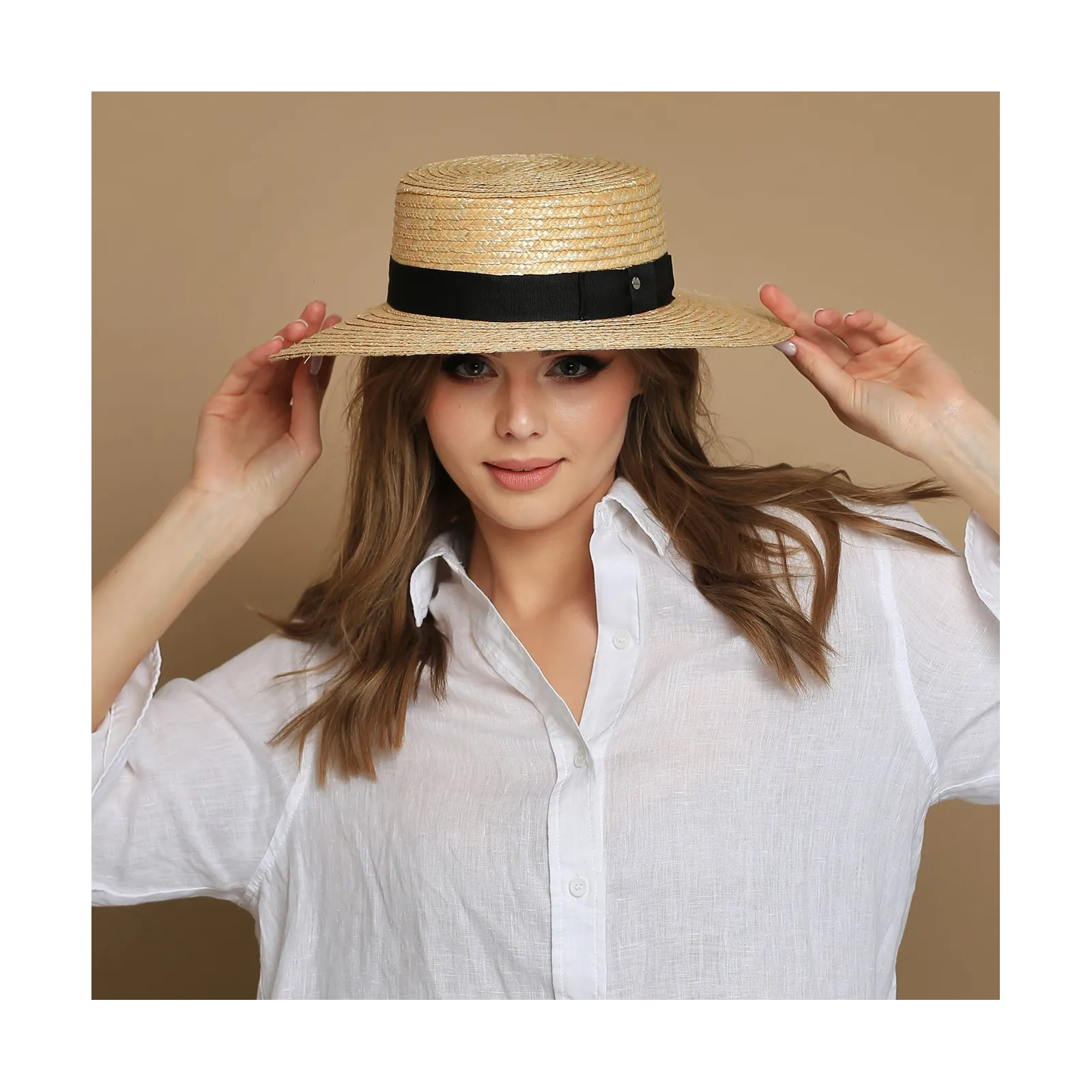 Kobiecy słomkowy kapelusz letni canotier.