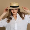 Kobiecy słomkowy kapelusz letni canotier.