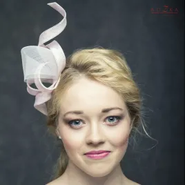 Ozdoba na głowe w odcieniu pudrowego różu