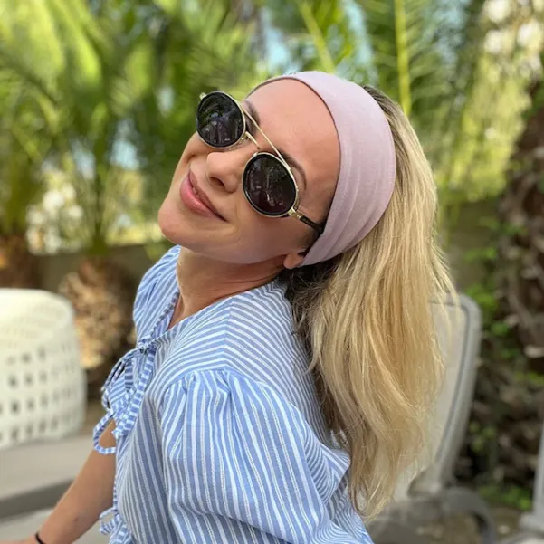 Modna elastyczna opaska na głowę brudny róż.