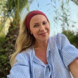 Bordowa gładka elastyczna opaska na głowę.