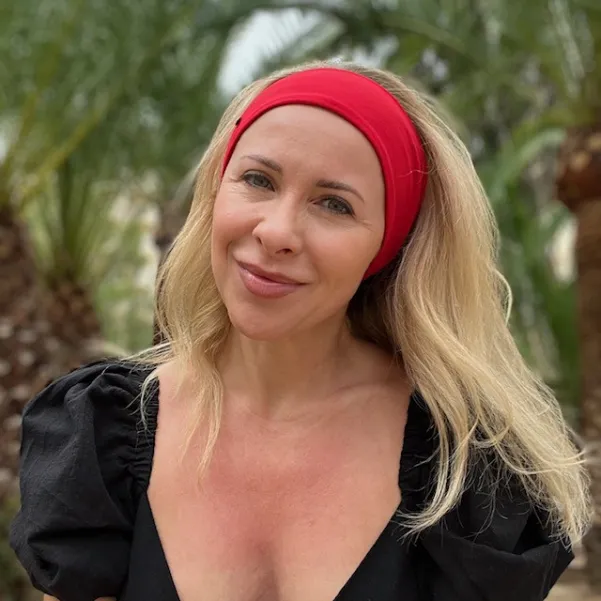 Czerwona kobieca elastyczna opaska do włosów.