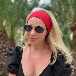 Czerwona kobieca elastyczna opaska do włosów.