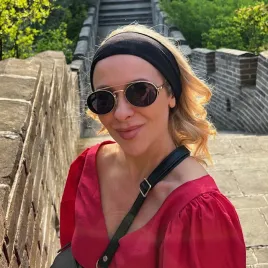 Czarna elastyczna opaska do włosów z naturalnej tkaniny.