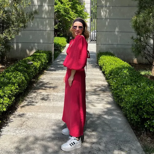 Czarna elastyczna opaska do włosów z naturalnej tkaniny. Czarna elastyczna opaska do włosów z naturalnej tkaniny.