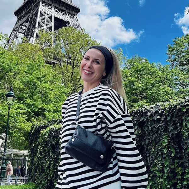 Czarna elastyczna opaska do włosów z naturalnej tkaniny. Czarna elastyczna opaska do włosów z naturalnej tkaniny.