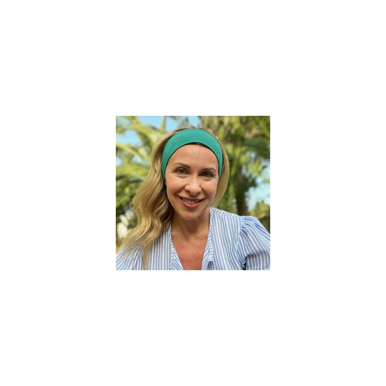 Zielona szeroka bawełniana damska opaska do włosów. Zielona szeroka bawełniana damska opaska do włosów.