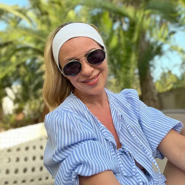 Szeroka elastyczna opaska kobieca off-white. Szeroka elastyczna opaska kobieca off-white.