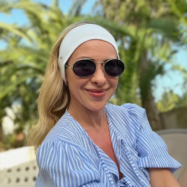 Szeroka elastyczna opaska kobieca off-white. Szeroka elastyczna opaska kobieca off-white.