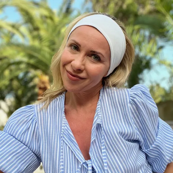 Szeroka elastyczna opaska kobieca off-white. Szeroka elastyczna opaska kobieca off-white.