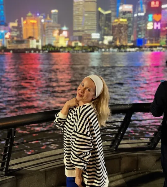 Szeroka elastyczna opaska kobieca off-white. Szeroka elastyczna opaska kobieca off-white.