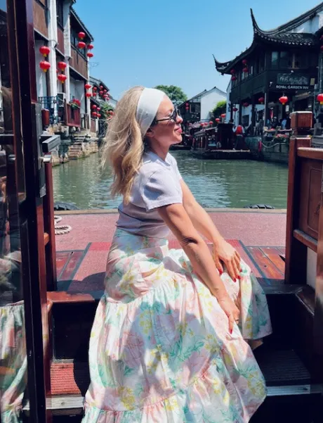 Szeroka elastyczna opaska kobieca off-white. Szeroka elastyczna opaska kobieca off-white.