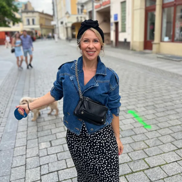 Czarny turban kobiecy z różą.