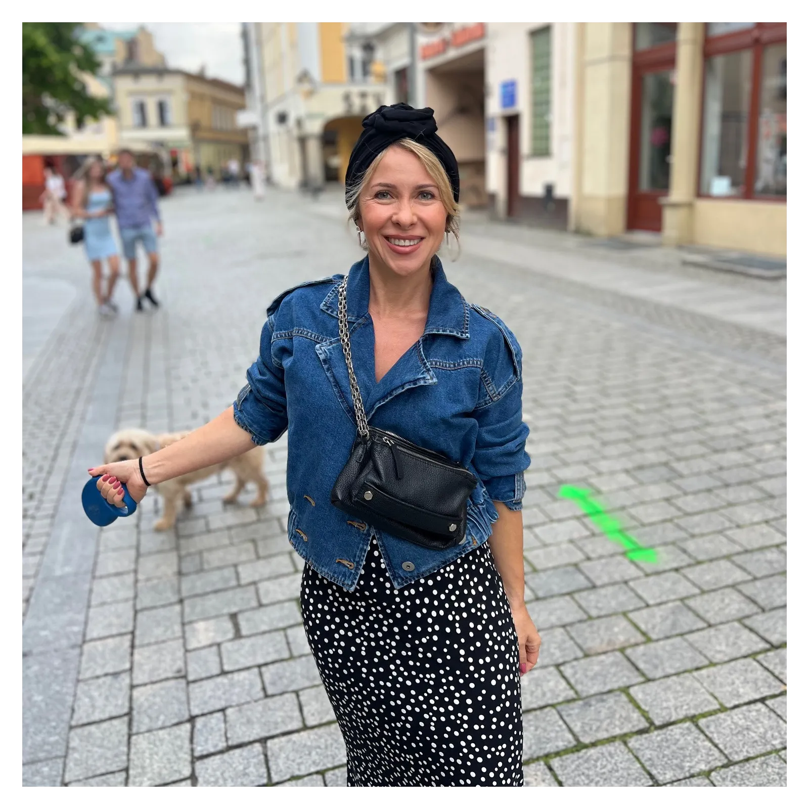 Czarny turban kobiecy z różą.