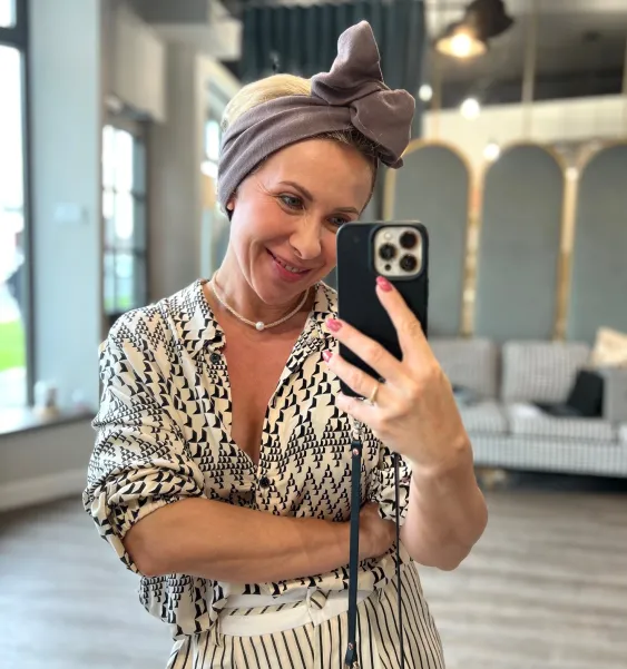 Opaska turban damska w odcieniu chłodnego brązu. Opaska turban damska w odcieniu chłodnego brązu.